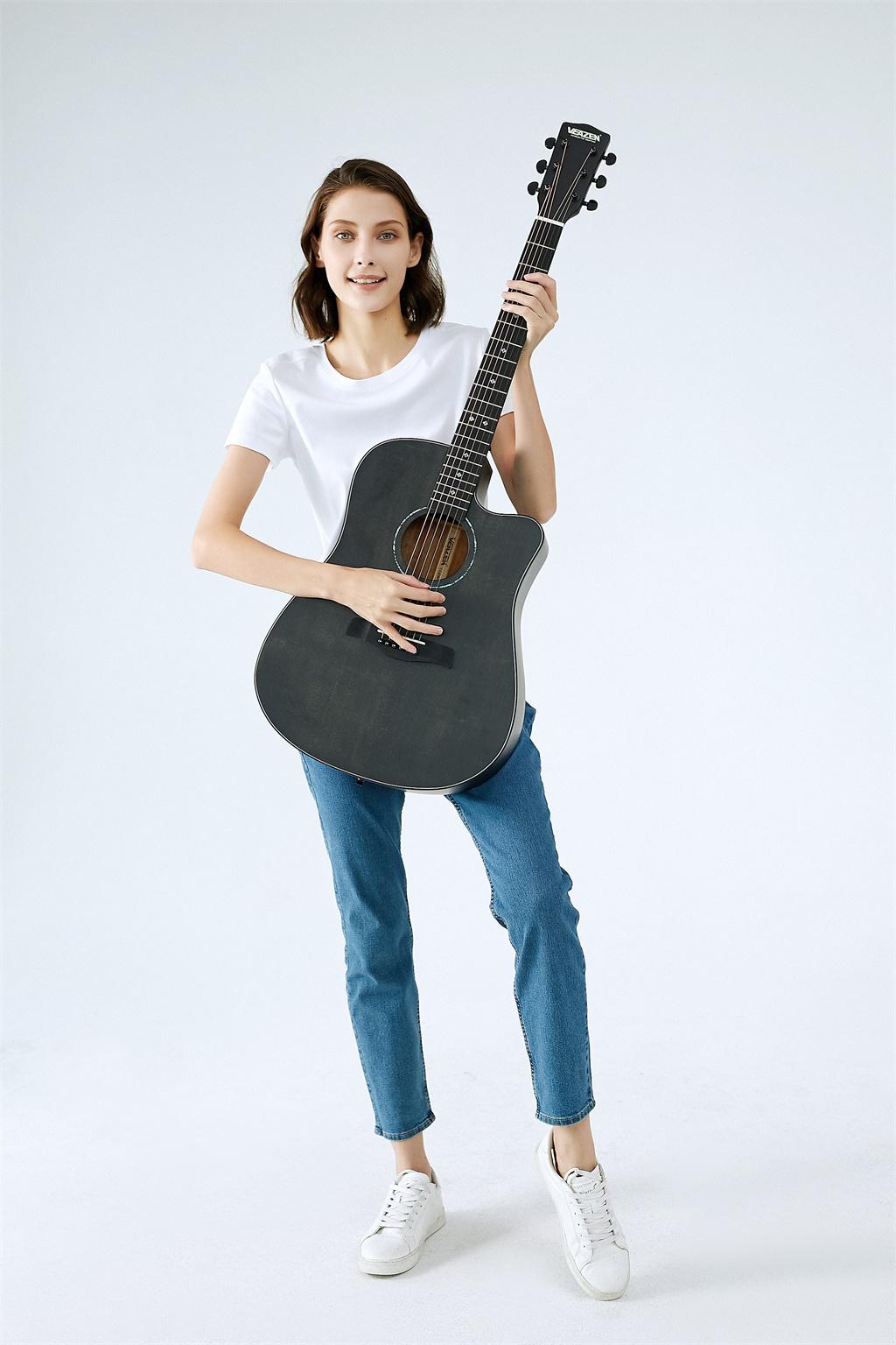 吉他新手扫弦容易弹的歌,新手学吉他如何挑选吉他购买吉他