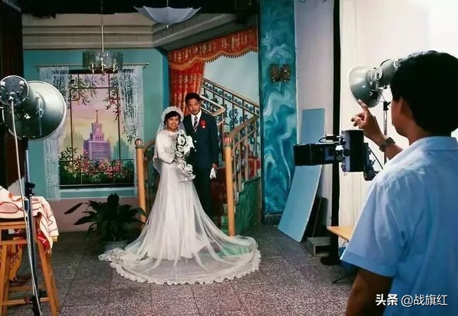 照相馆有个漂亮姑娘，当兵的很乐意照相，老兵在此喜拍结婚照