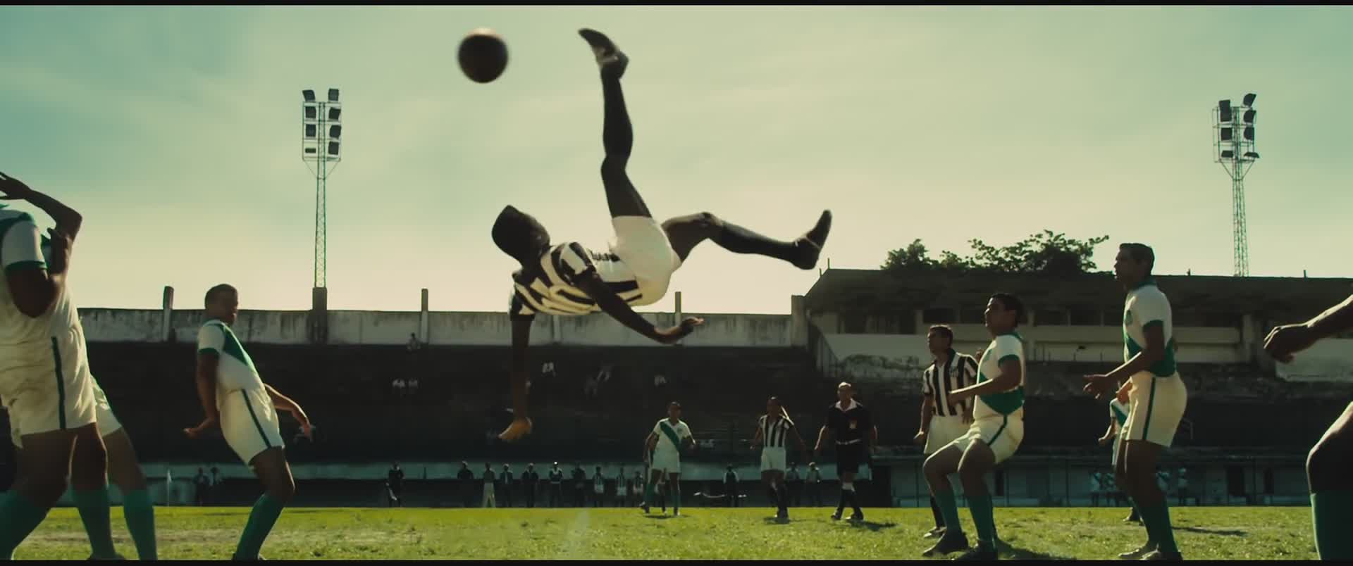 从贫民窟逆袭足球队,从贫民窟到足坛璀璨的巨星