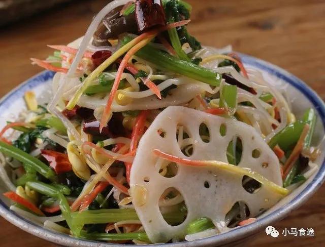 适合夏天吃的蔬菜的菜谱,色香味俱全的东北凉拌菜老虎菜