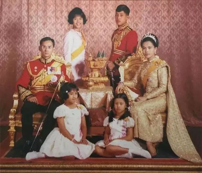泰国王后诗丽吉年轻时候纪录片,泰国诗丽吉王后的珠宝