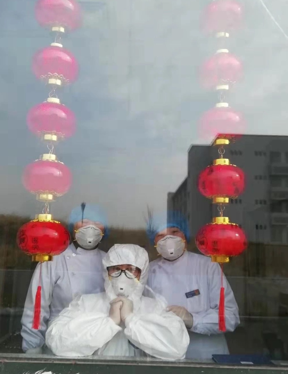 医务党员奋战一线,发热门诊医护人员坚守