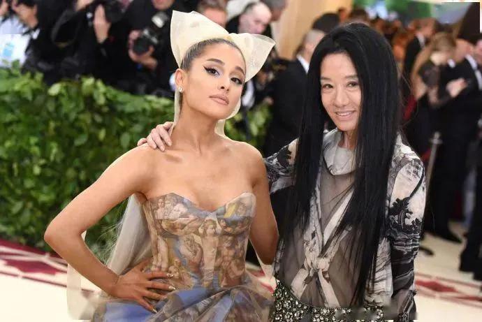 身价40亿，男友小她36岁：72岁“婚纱女王”比邓文迪厉害多了