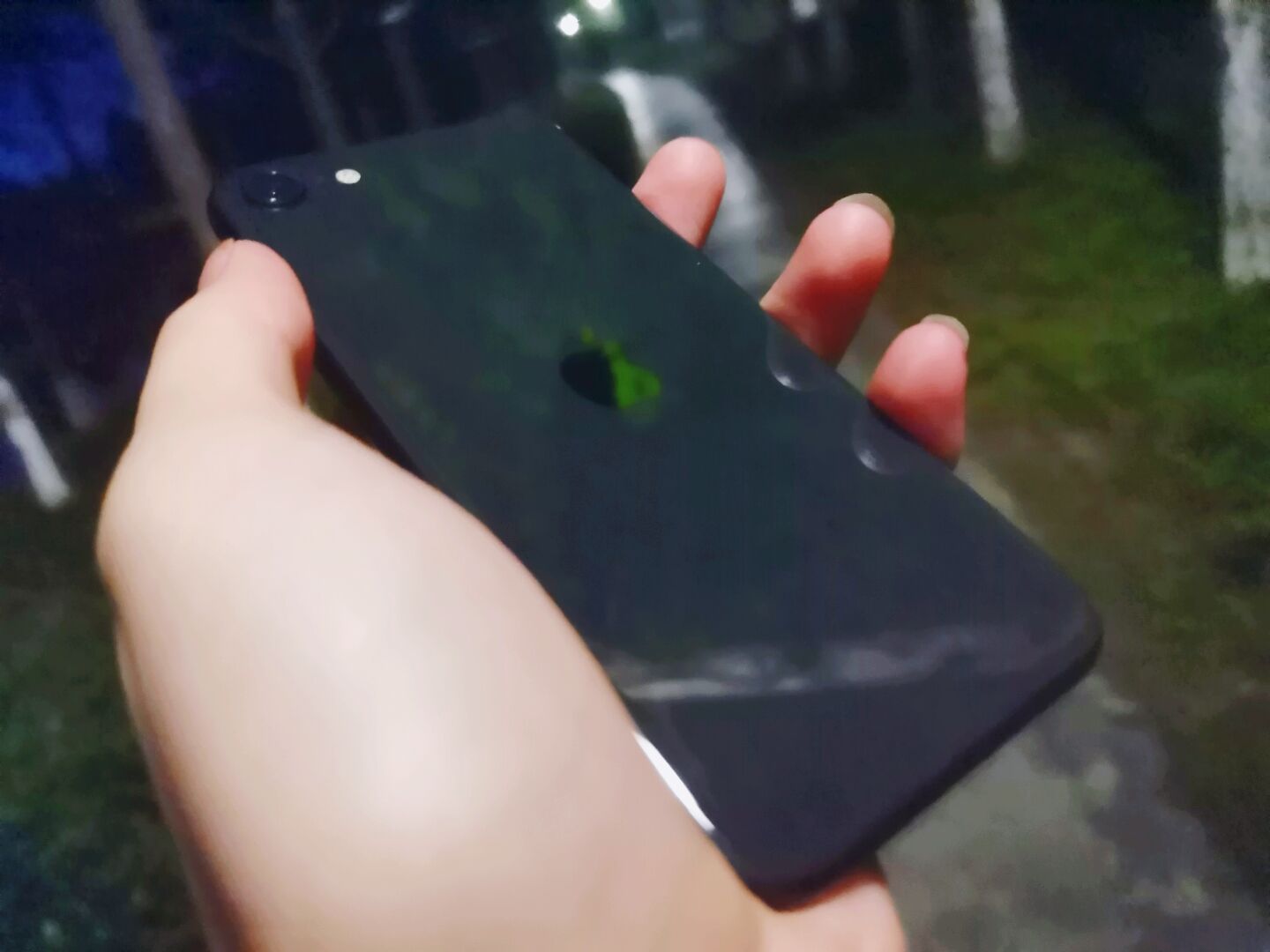 新款iphonese为什么争议那么大,iphonese还值不值得购买