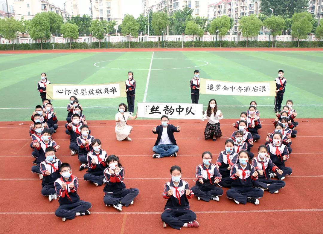 “嘿，我们开学啦！”今日返校师生自拍留念这一刻