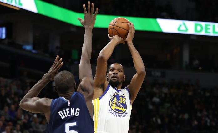 关于杜兰特缺席和裁判偏袒的问题,杜兰特推人犯规