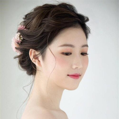 长发及腰的简单大气新娘发型,13款新娘发型最新风格