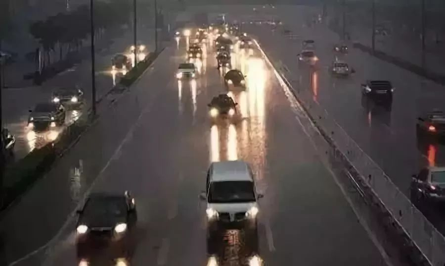 预警提示大风沙尘天气行车需谨慎,驾驶机动车在雨天行驶应注意什么