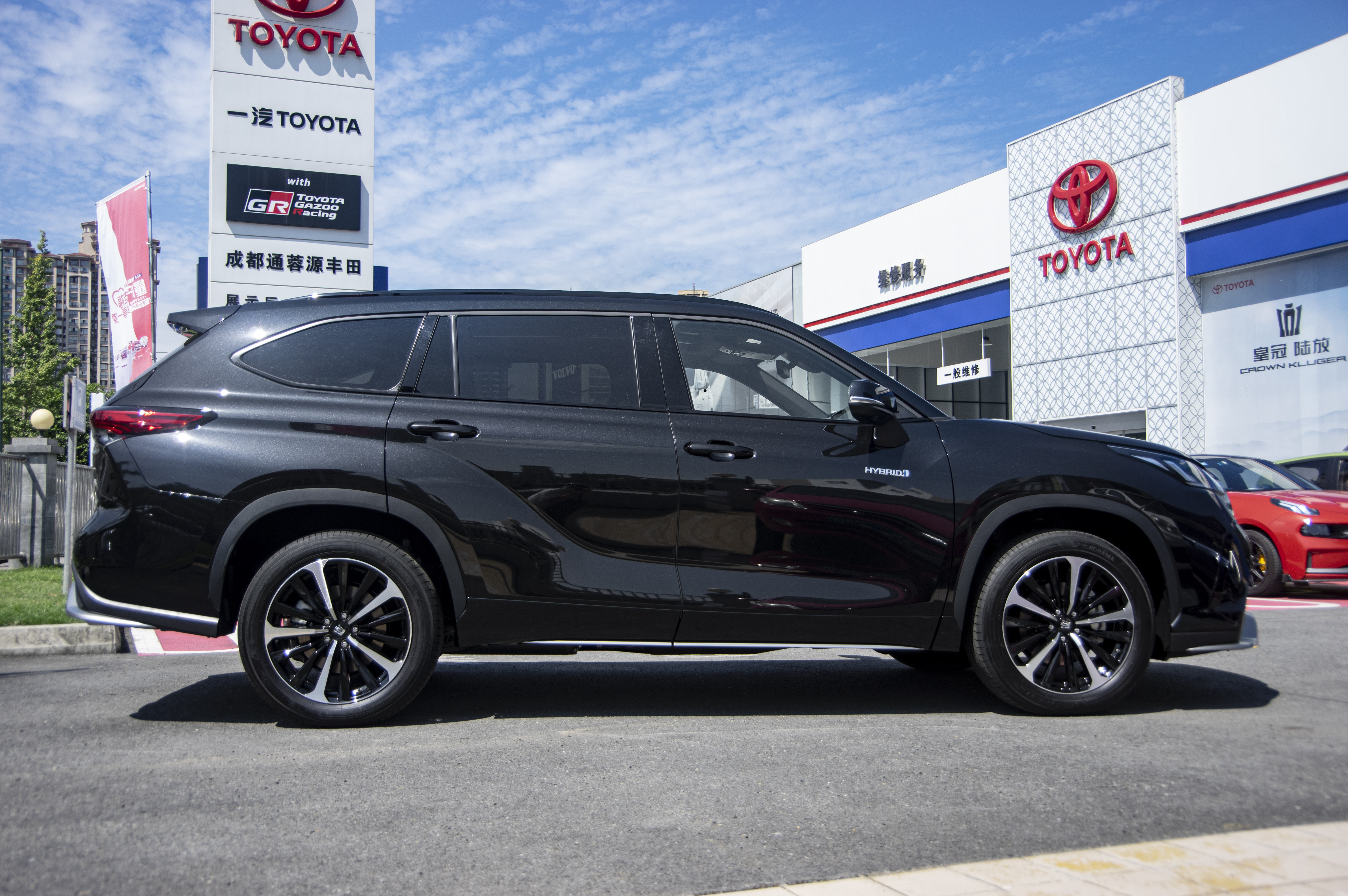 皇冠陆放银色到店实拍,皇冠陆放七座混动版2021长宽高