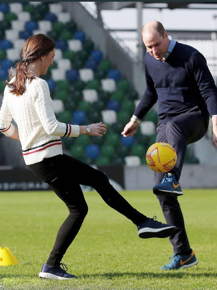 凯特王妃踢足球,凯特王妃运动穿搭