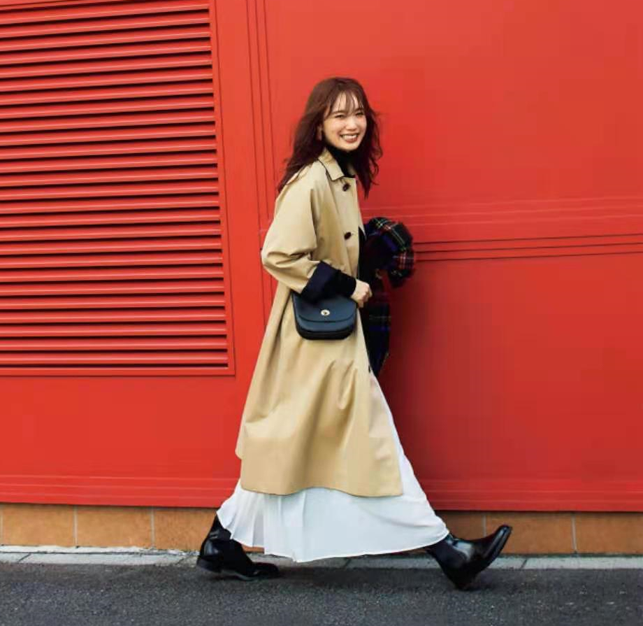 今春又火了一种气质穿搭,叫风衣+裙子,经典时髦还时尚