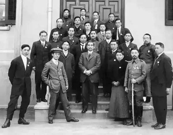 他原是土匪头子,成为新加坡大富翁,还被授予中将军衔