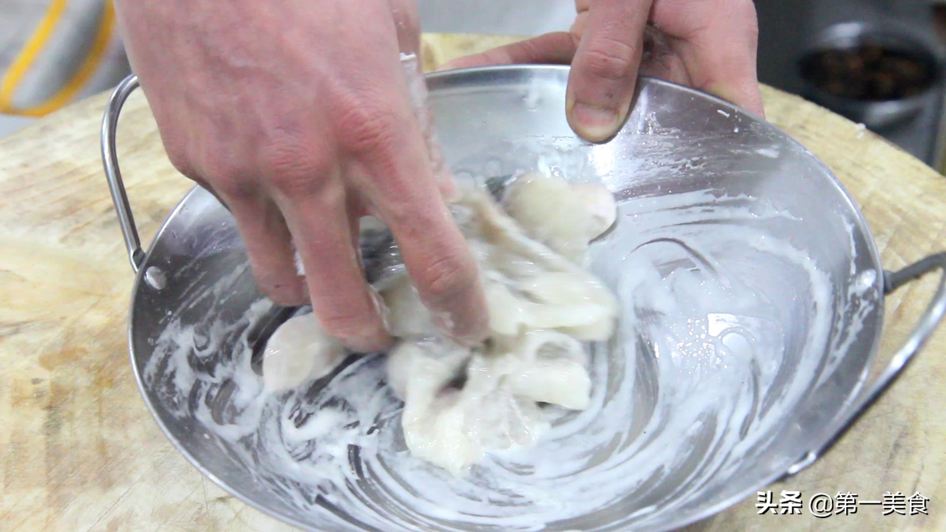 为什么饭店的鱼片滑嫩还不碎？关键在这一步，厨师长教你技巧