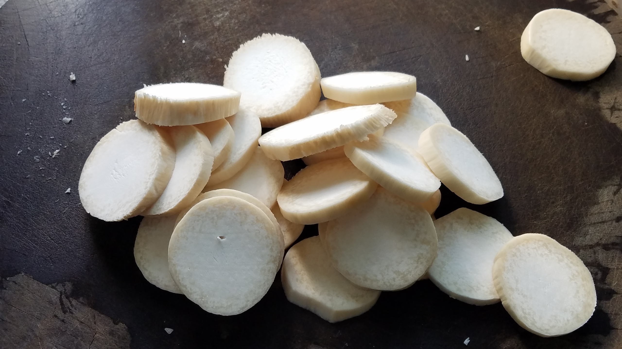 炒香菇炖鸡家常做法,炒香菇家常做法要不要焯水