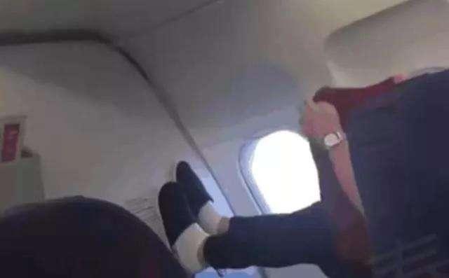 王子文高铁踩桌,王子文穿高跟鞋被嘲笑是地摊货