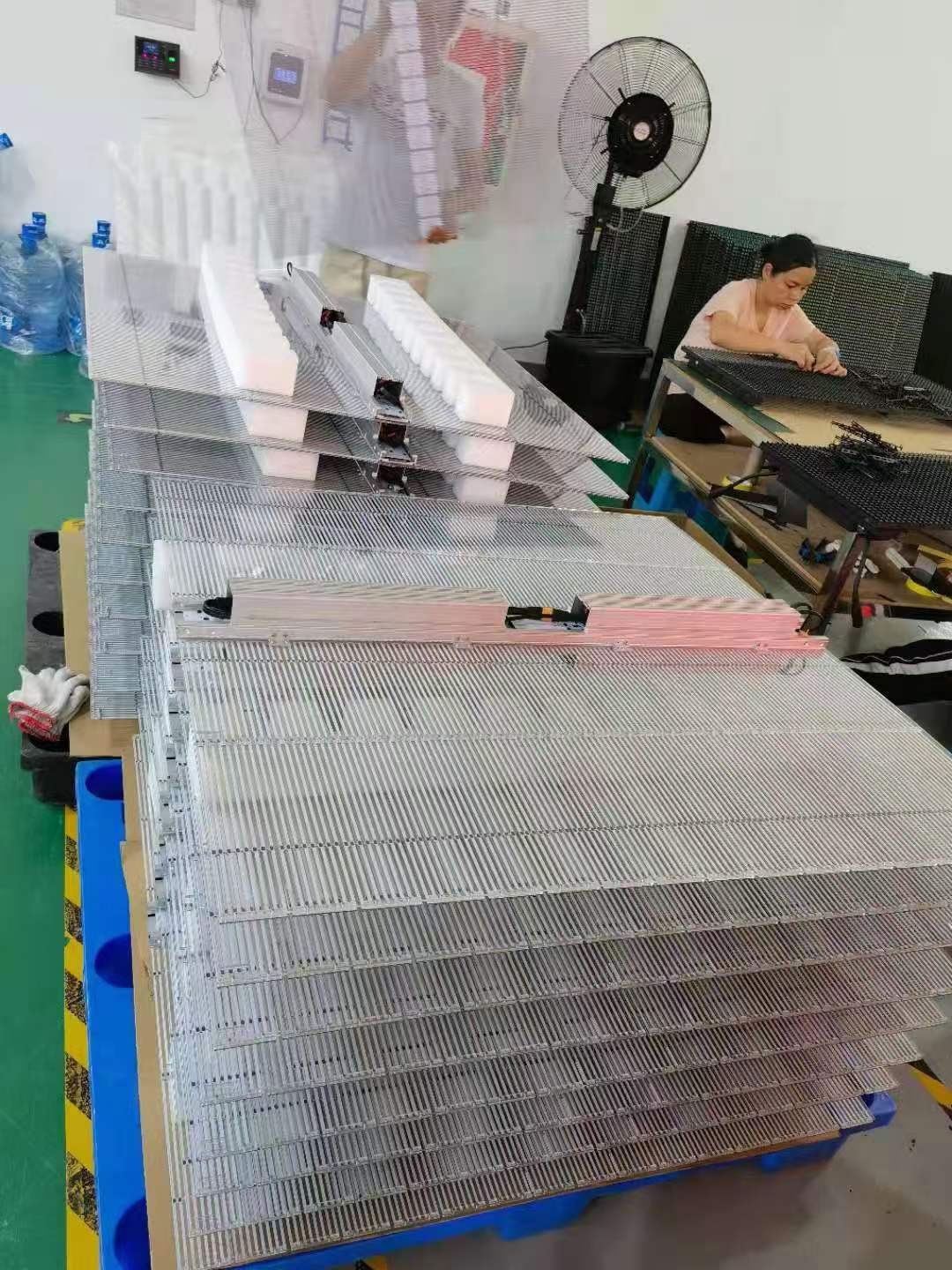 智能led车载屏透明屏,led透明屏的选择和注意事项