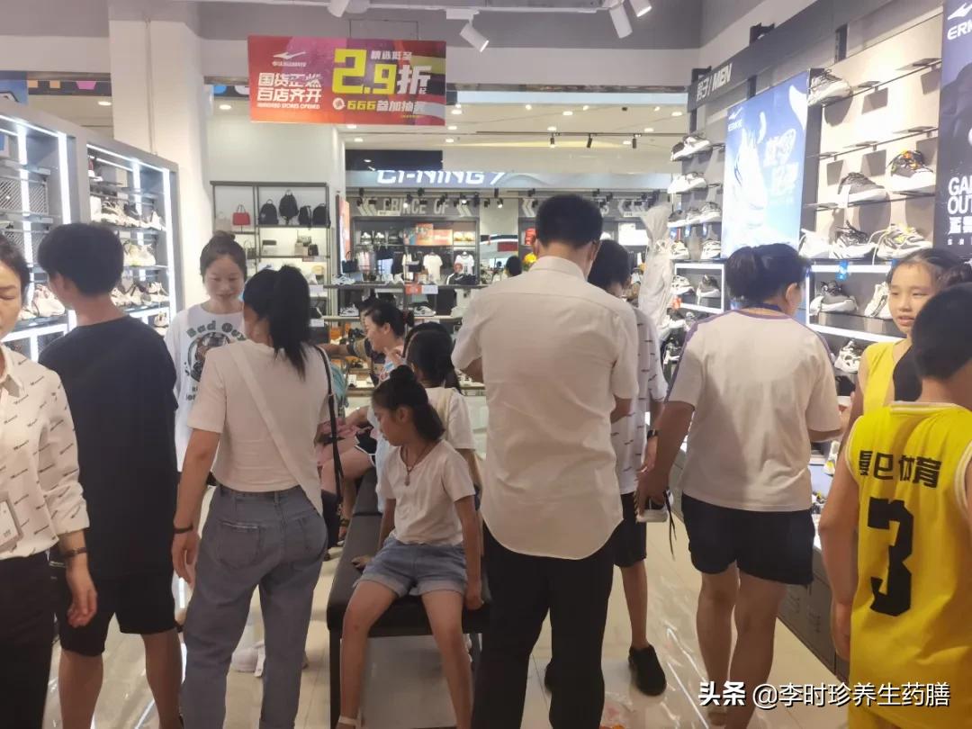 国货之光鸿星尔克照片,国货之光鸿星尔克个体专卖店