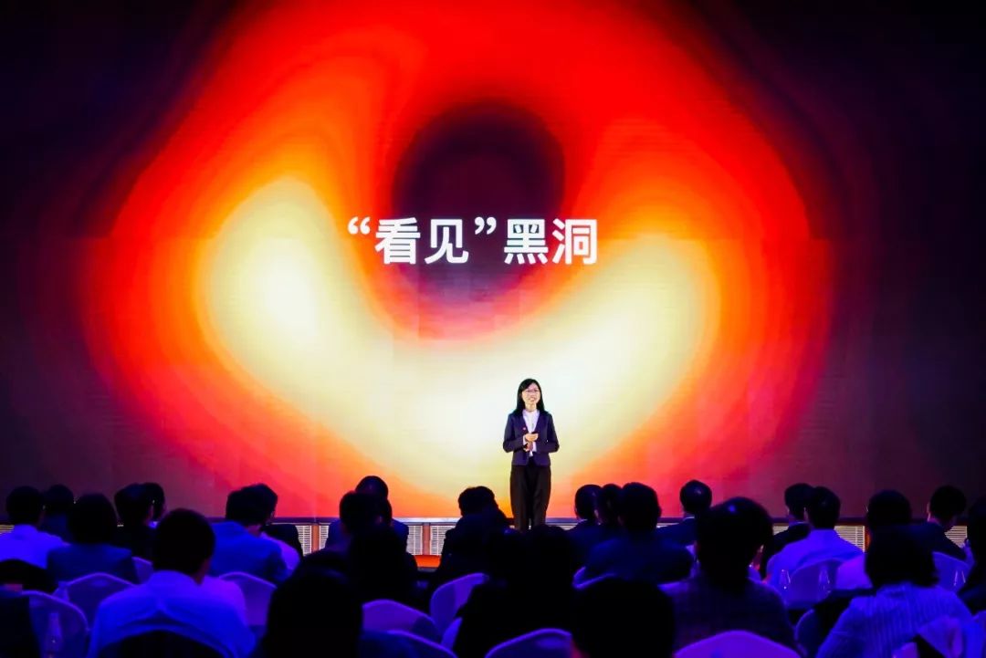 哈勃望远镜发现巨型的黑洞,世界上最大的天文望远镜看黑洞