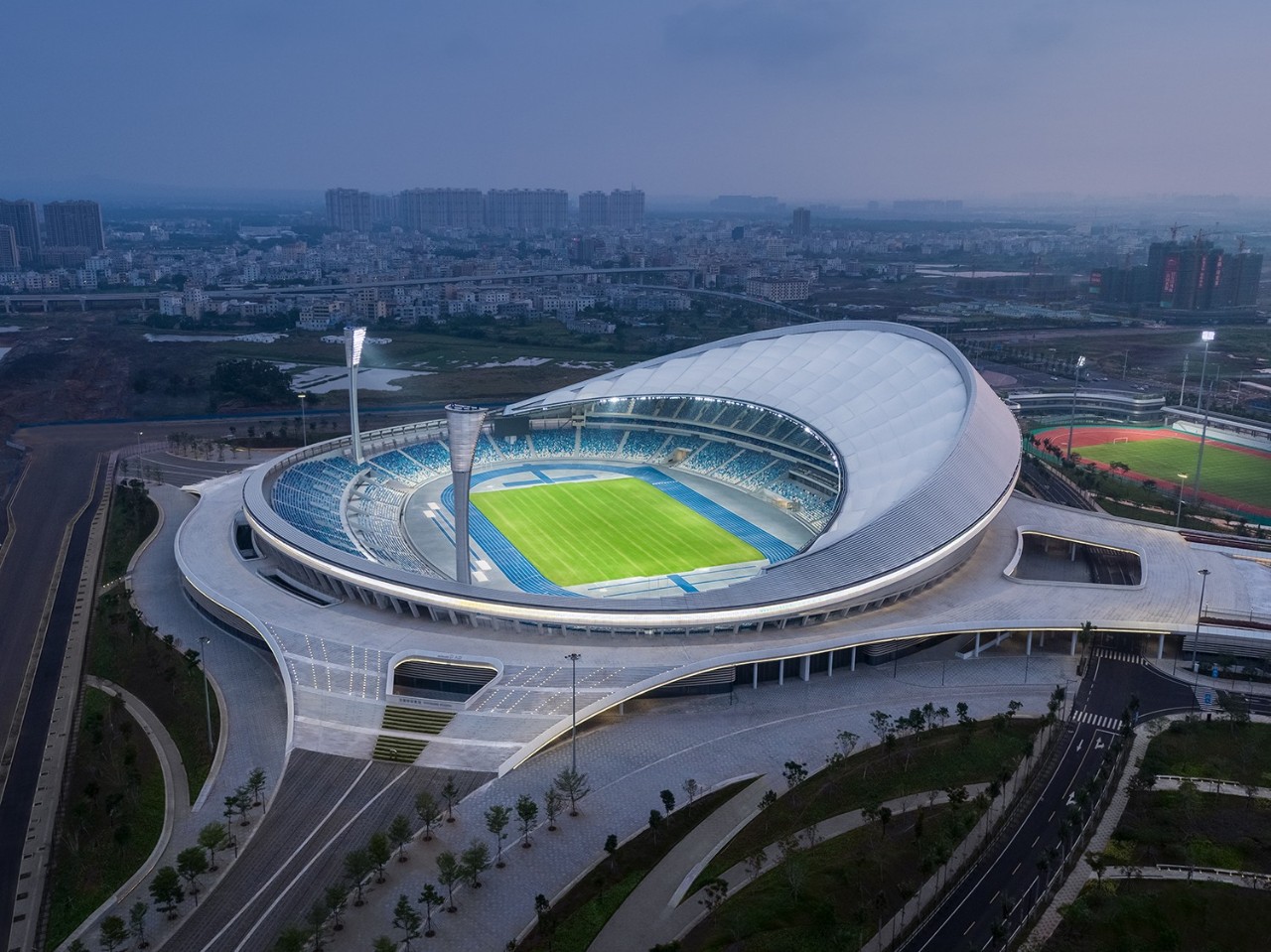 海口五源河体育场内场效果,海口五源河体育中心内部图