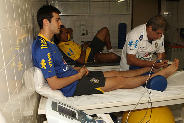 卡卡足球悲情时刻,卡卡绿茵场上的完美偶像