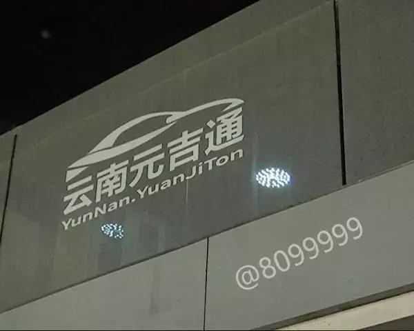 网约司机开车冲进滇池 (网约车司机把车开进滇池)