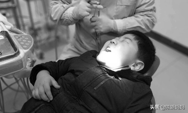 蛀牙都是吃糖惹的祸?别冤枉孩子了,牙医告诉你实情!