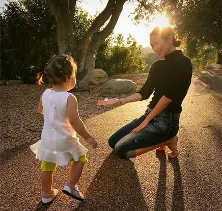 三岁宝宝太好动不听话,宝宝三岁了该不该教知识