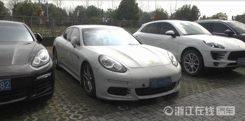 保时捷车开着突然塌了,保时捷车在4s店修出了问题