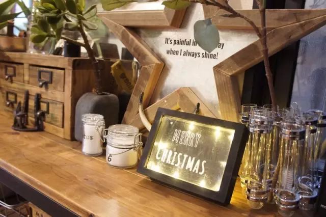 80后夫妇将破旧小宅爆改“复古咖啡厅”，95%家具都是自己打造