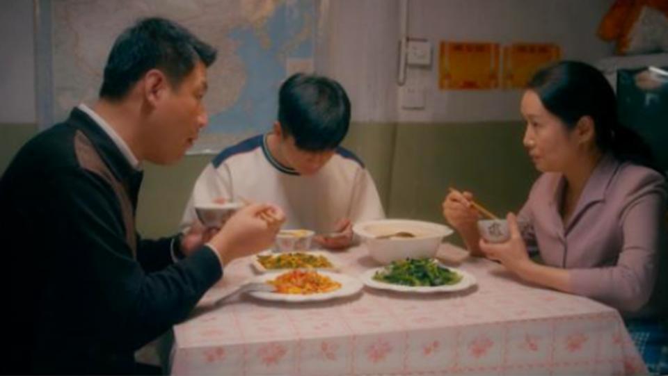 大学生晒和父母聊天记录,大学生和父母有趣聊天