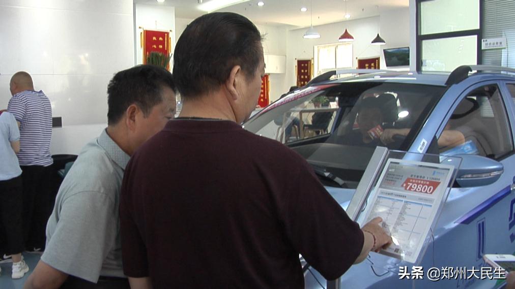 老年电动汽车新能源直播,新能源老年代步四轮汽车直播间