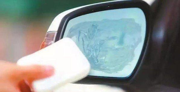 汽车后视镜雨天玻璃防水最佳方法,雨天后视镜模糊怎么处理