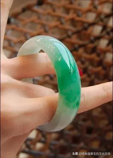 翡翠手镯的水头怎么看好坏,翡翠手镯的基本知识大全