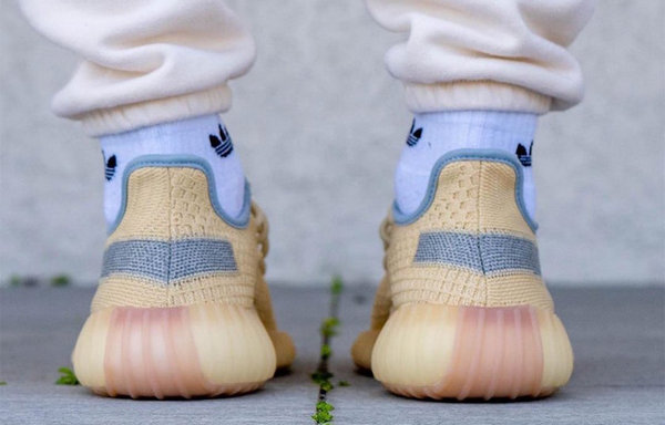 yeezy350v2亚麻色穿搭,yeezy350v2鞋型不一样