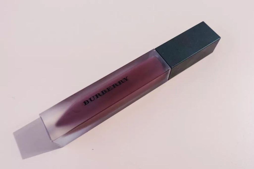 唇釉脱色又沾杯？8支当红唇釉大比拼哪支最防沾杯