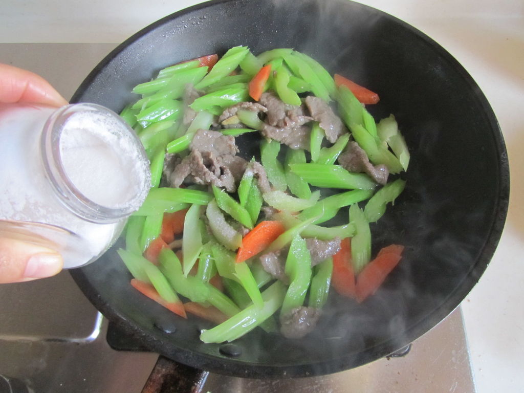 辣椒炒牛肉牛肉先焯水还是先切,青椒炒牛肉的家常做法要不要焯水