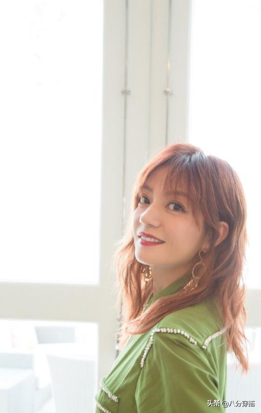 44岁赵薇穿皮衣搭配,40岁赵薇减龄穿搭