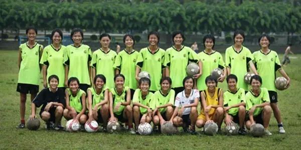 泪目瞬间快递小哥,单腿小哥冒雨送外卖