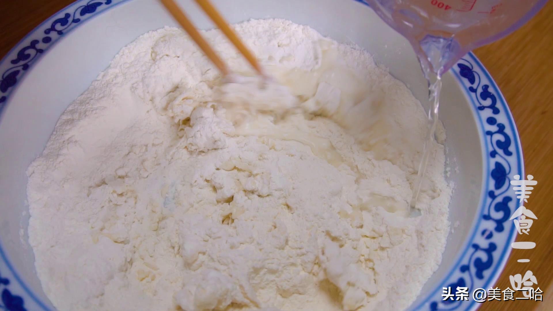 特色小吃手工擀面皮制作,擀面皮和凉皮哪个有嚼劲