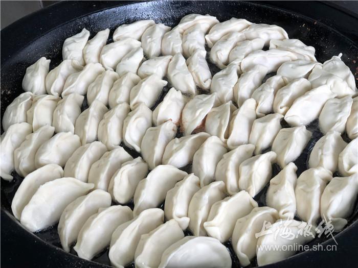 沙富生煎锅贴大王排长队也要吃的锅贴米道好