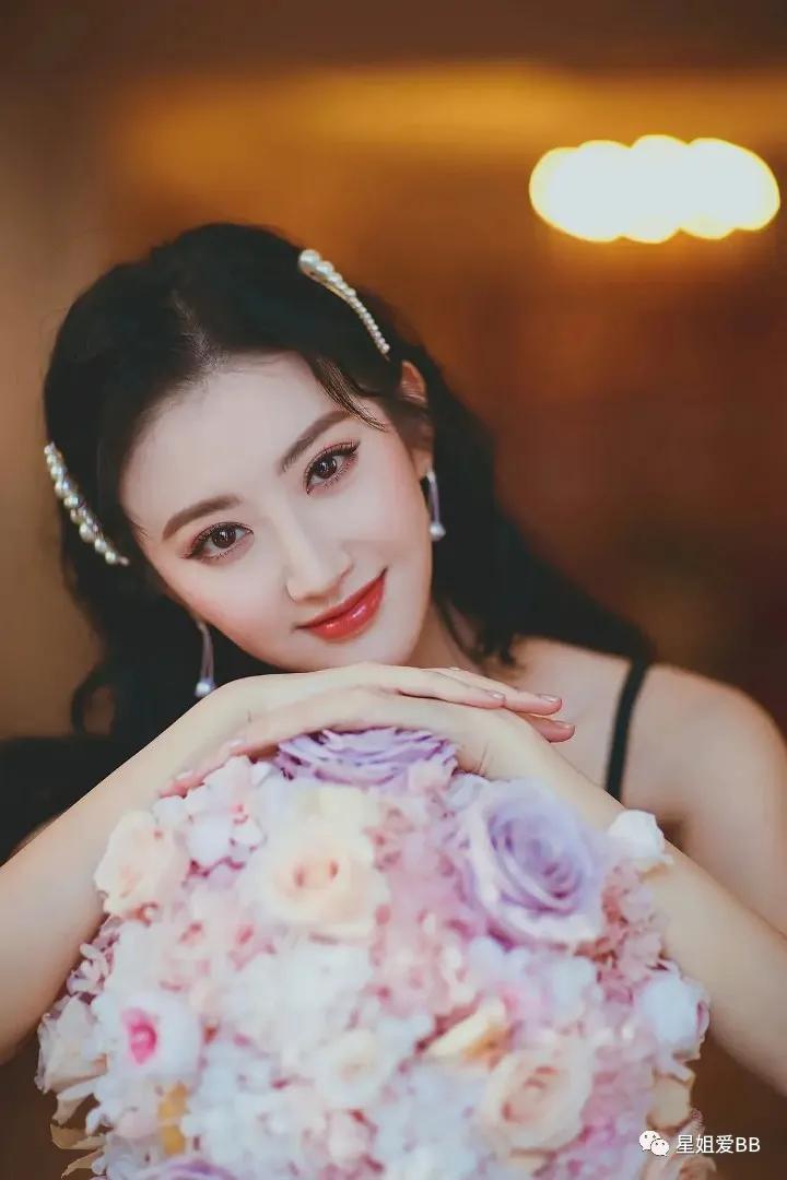 网上关于她整容的传闻屡见不鲜,自曝八年整容史