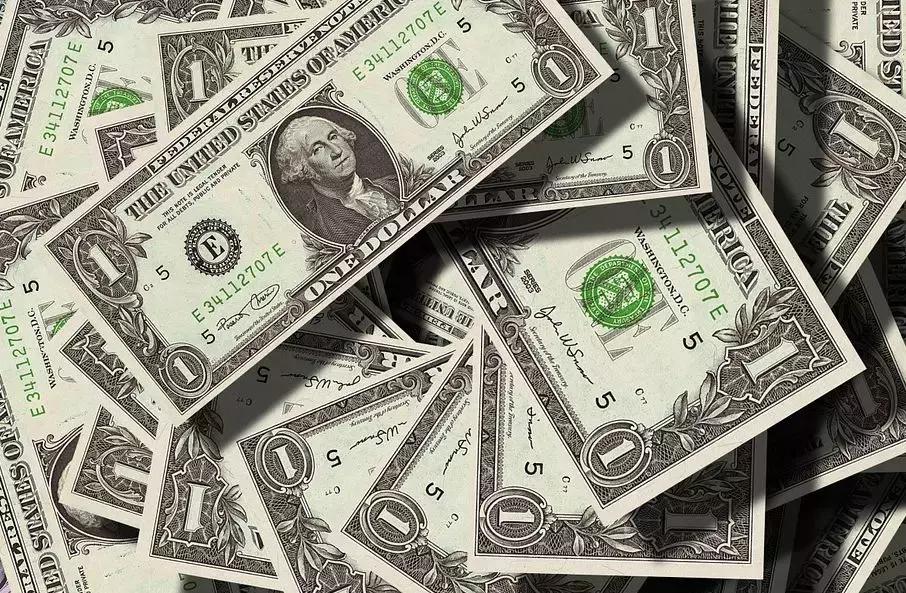 纽约蓝光后，加拿大天空呈罕见火红色光芒，形似恐怖片现场