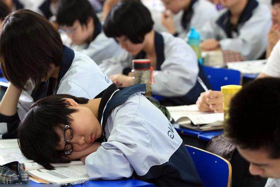 初中生每晚熬夜做作业怎么办,初中生每天熬夜写作业到凌晨两点