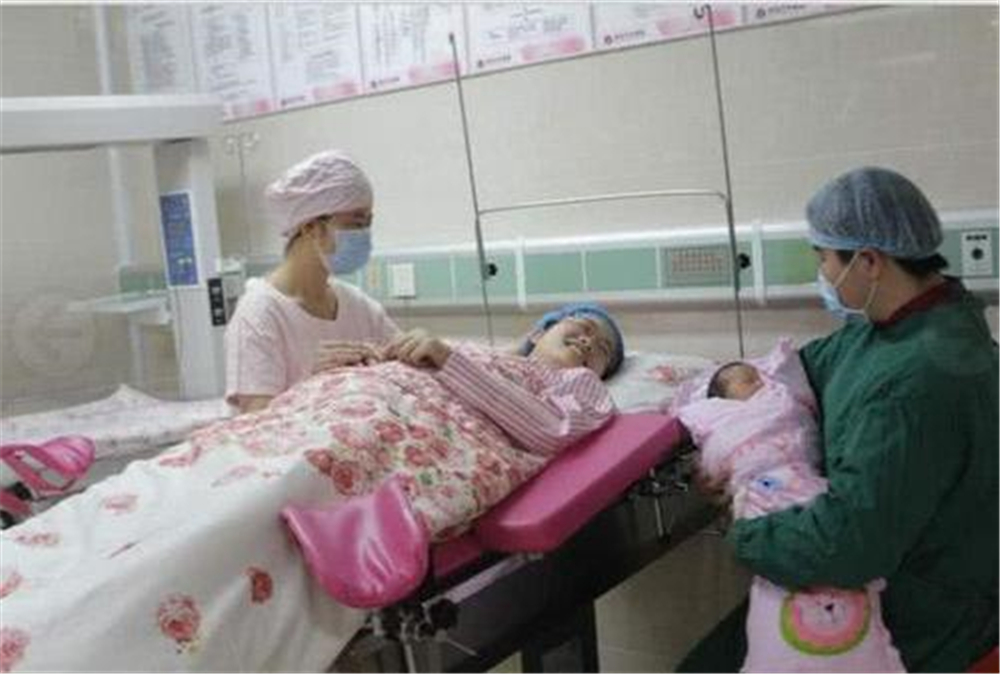 剖腹产妈妈亲子照,妈妈拍下宝宝淡定下床