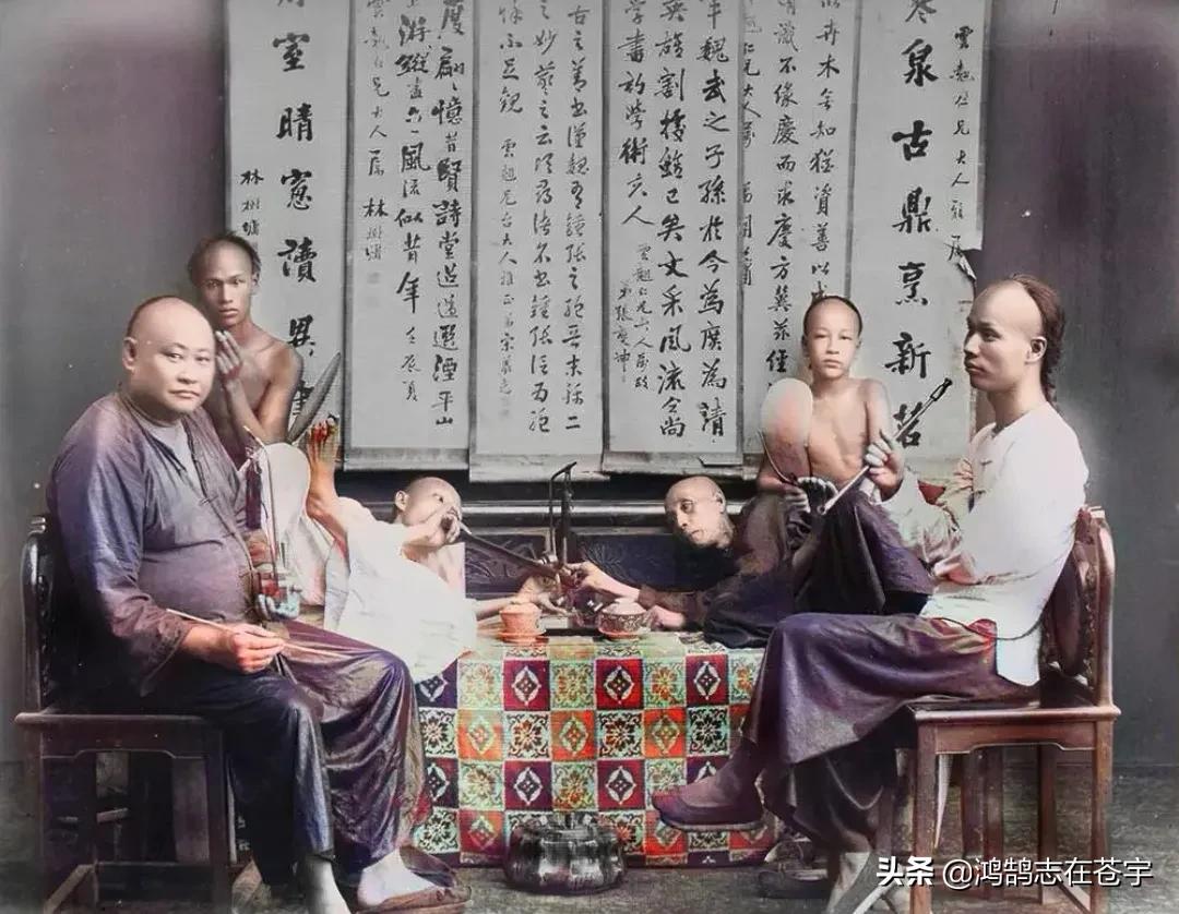 清末照片：抱娃的年轻女子，一身赘肉的八旗后裔，三代人的全家福