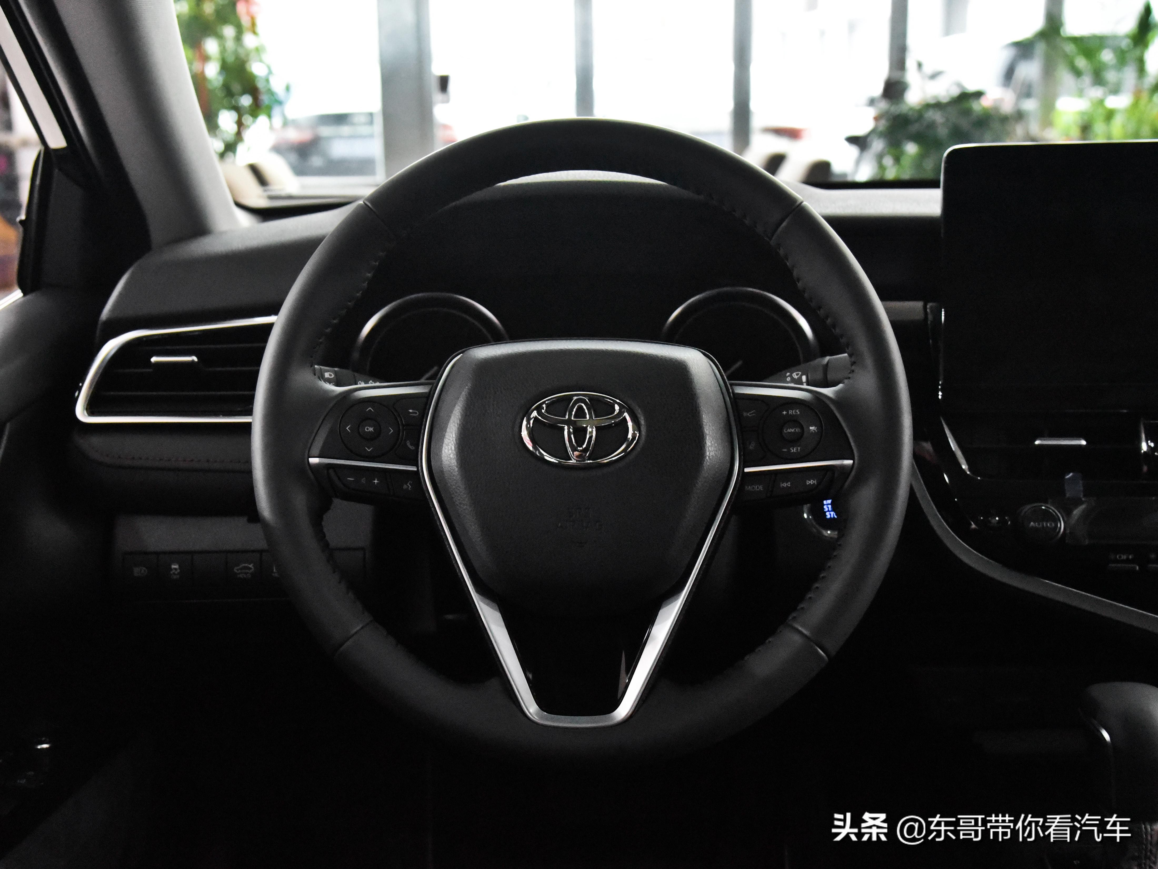 内饰更好，空间很大，油耗5.7L的日系稳定合资中型车，实拍凯美瑞