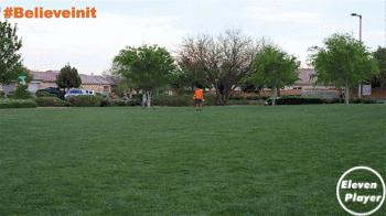 足球基本知识和球性,足球基本功训练拉球绕过另一条腿