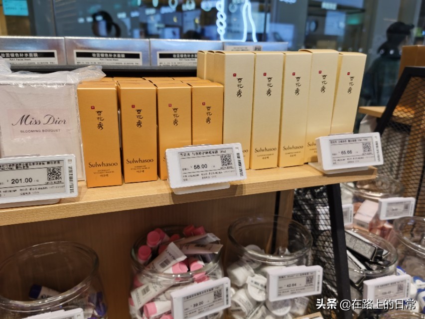 逛大牌美妆专柜,护肤大牌小样店