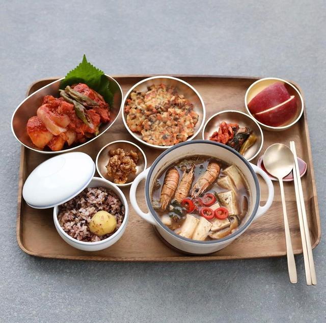 韩国有钱人的一日三餐,韩国普通人家的一餐饭