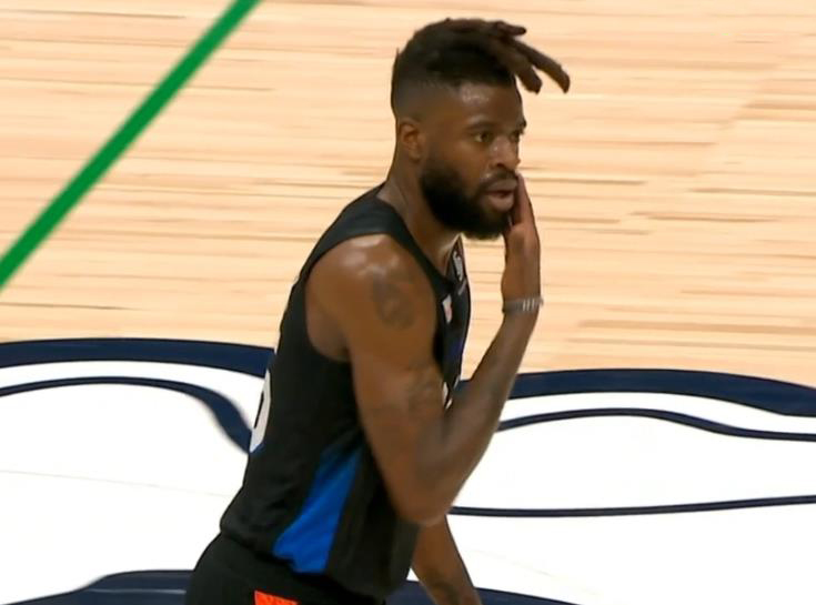 独行侠vs雷霆g3东契奇被肘击,徐静雨解说东契奇被肘击